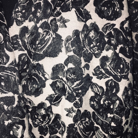 ⭐️ ⭐️  NWT Torrid Lined Black Rose Brocade Blazer Jacket - Picture 6 of 9